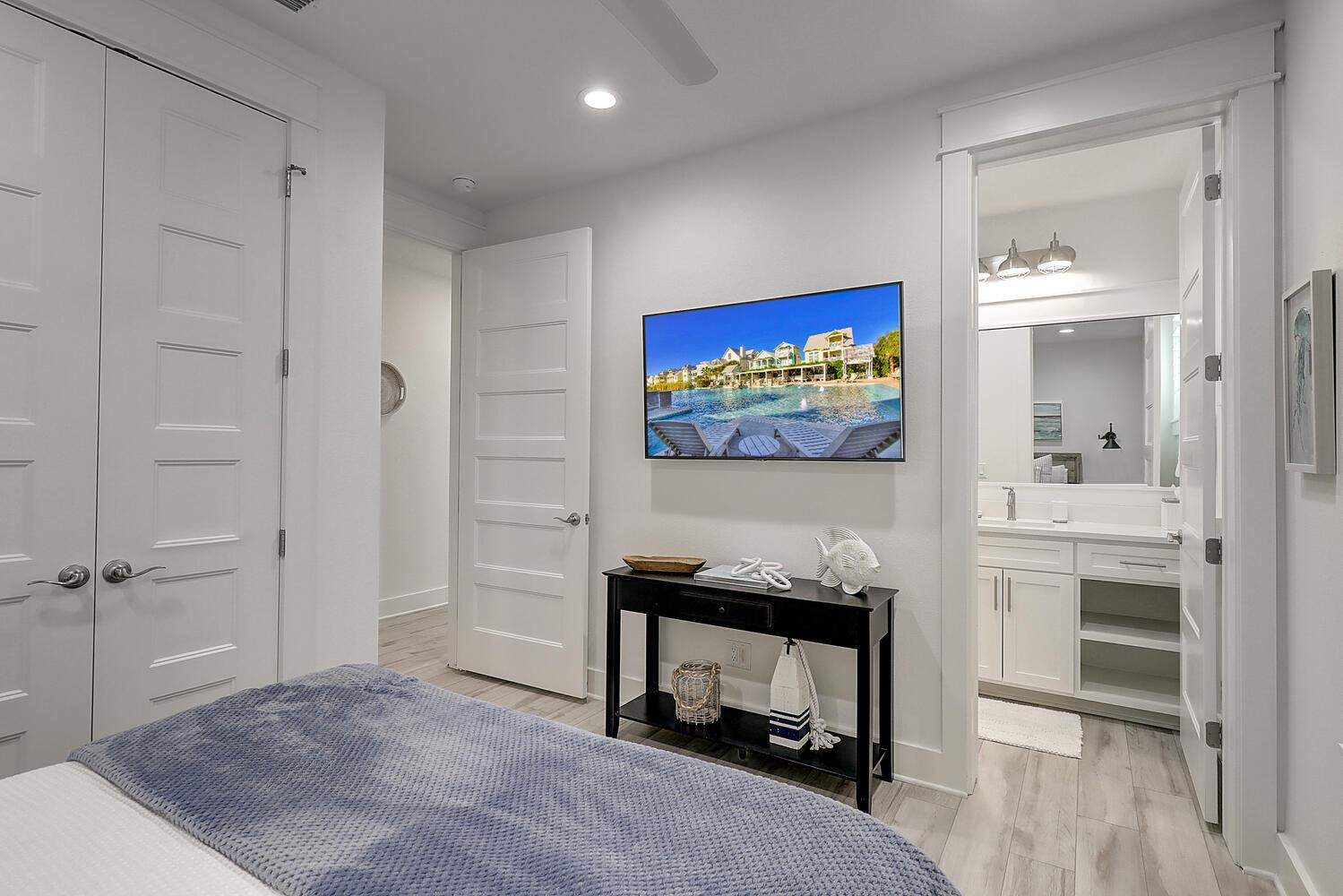 Back Queen Bedroom,1st Floor