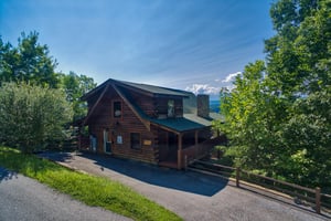 level parking at angels majestic view a 3 bedroom cabin rental located in pigeon forge