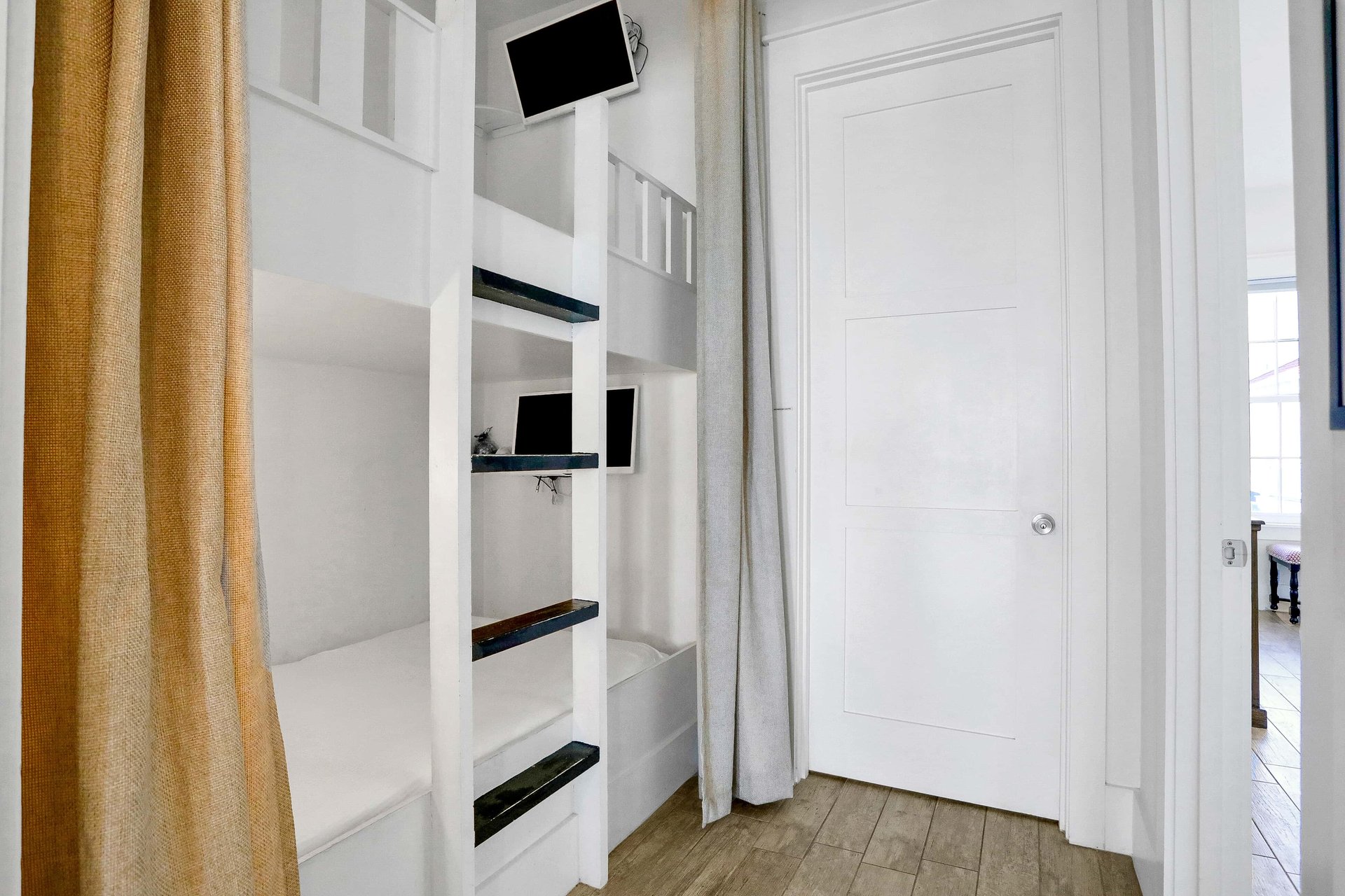 Tiffanys Beach Club 15