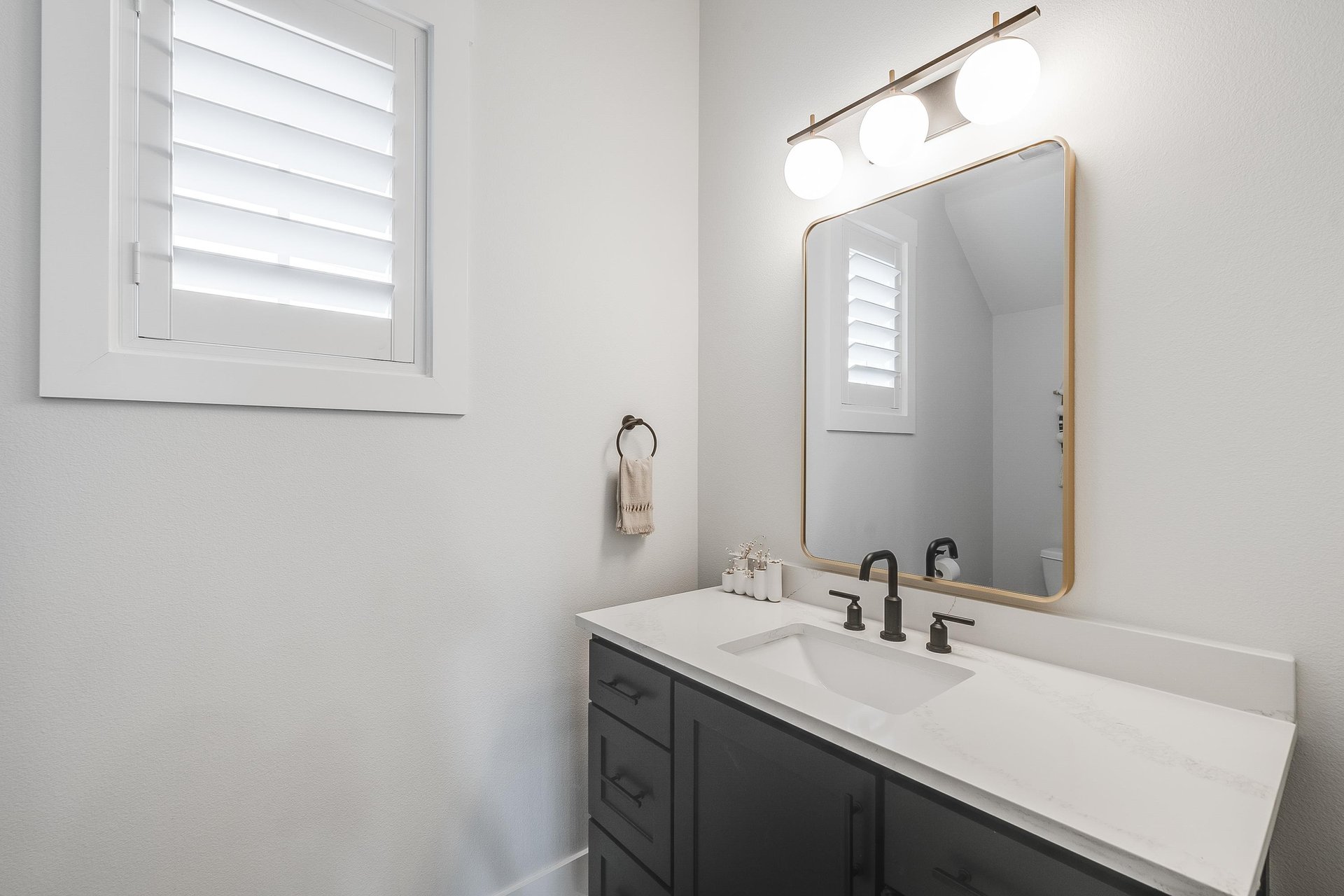 Powder Room, 1st Floor