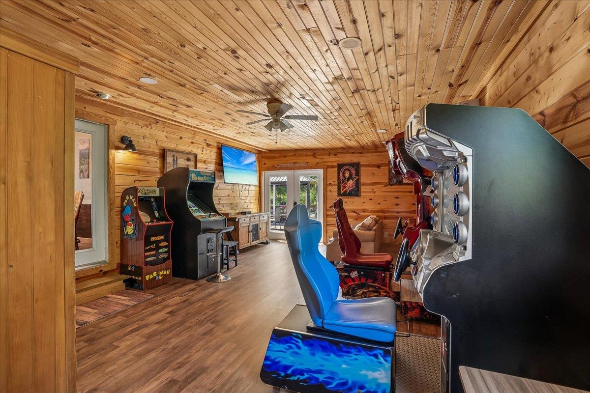 073Game Room
