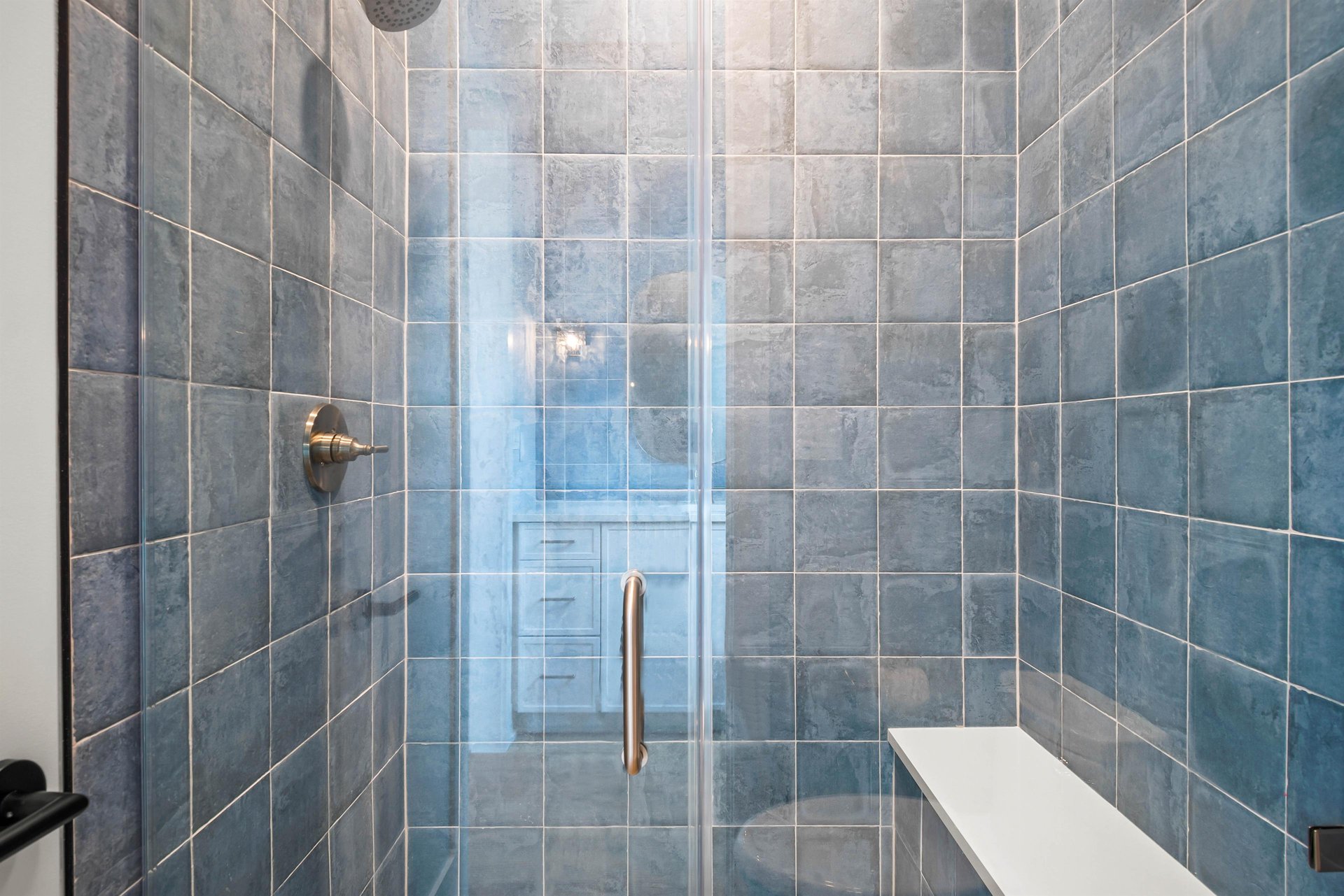 Queen Bathroom, 1st Floor