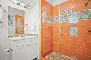 Middle King Bathroom, 1st Floor