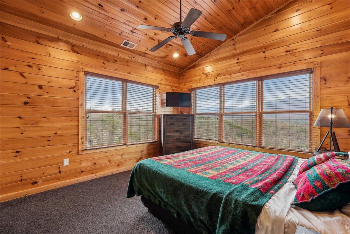 25Primary Bedroom