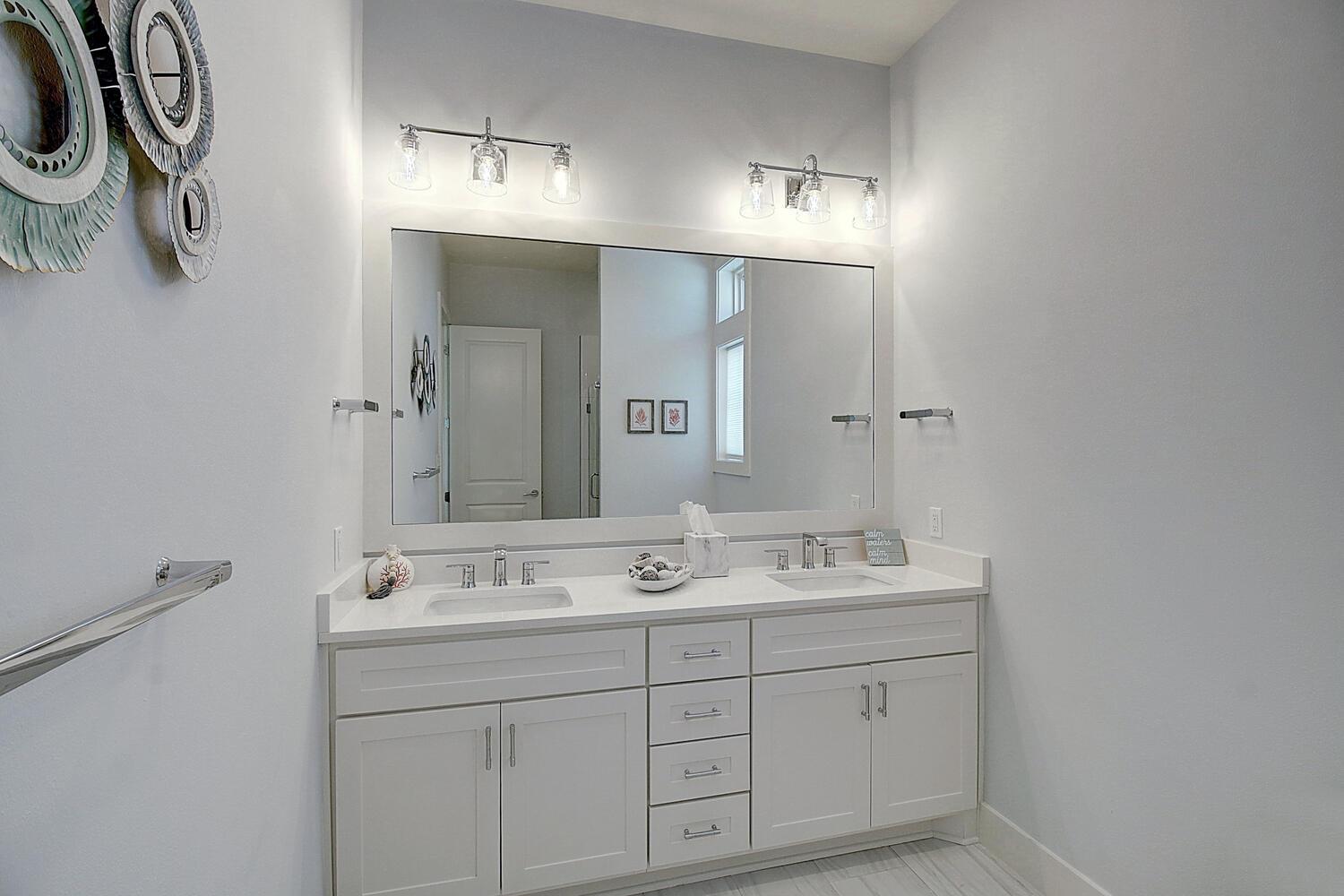 Primary Bathroom, 1st Floor