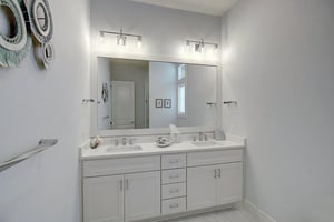 Primary Bathroom, 1st Floor