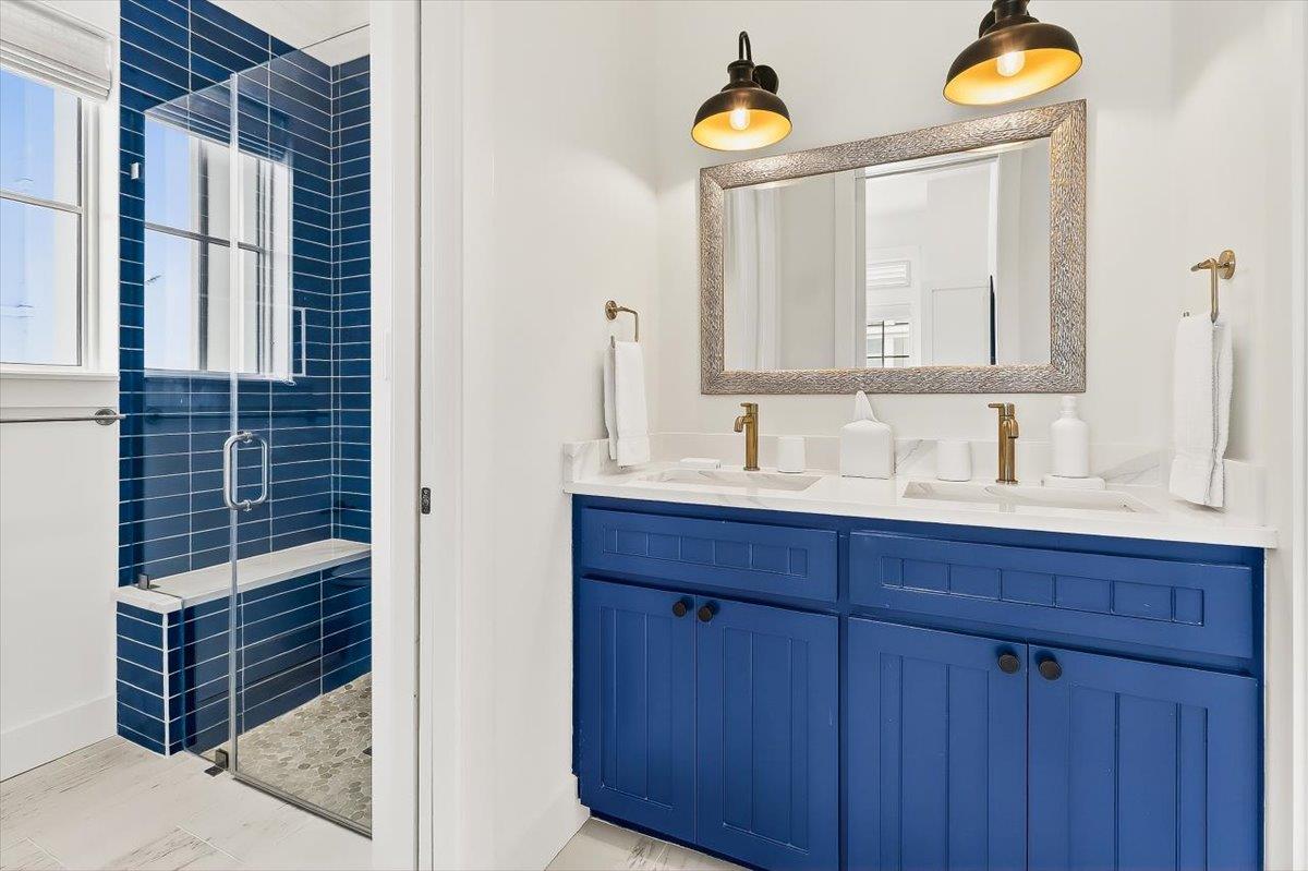 Shared Bathroom, 1st Floor