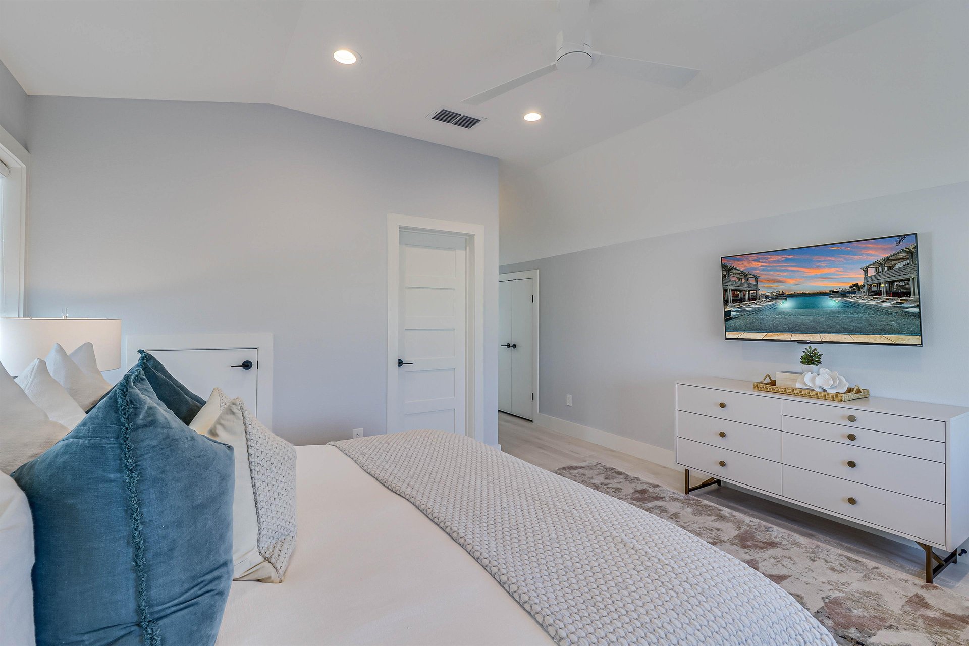 King Suite with Lake View, 3rd Floor