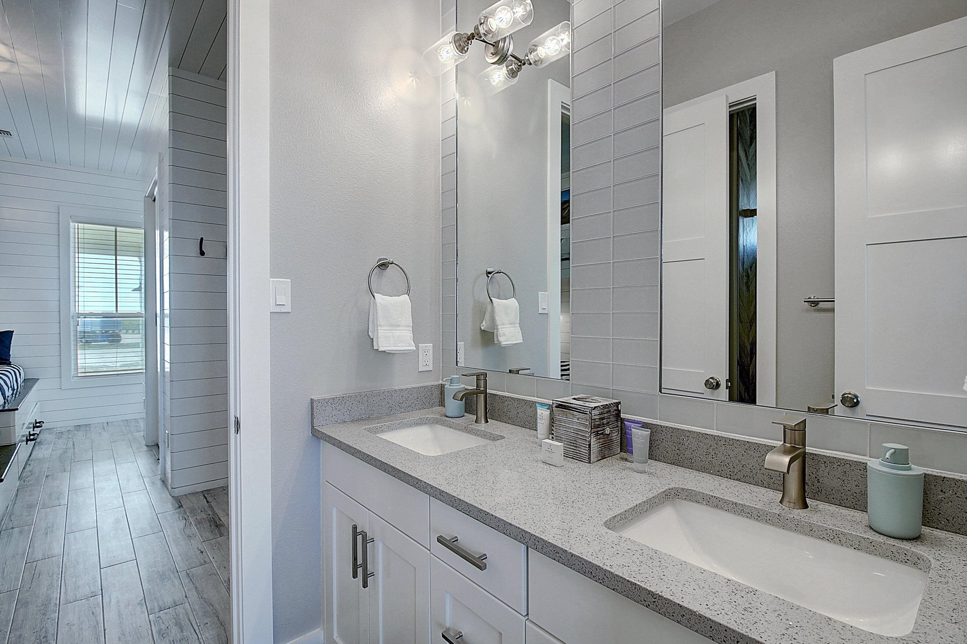 Shared Bathroom, 1st Floor