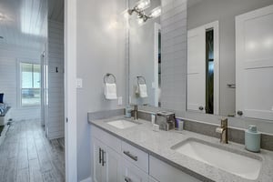 Shared Bathroom, 1st Floor