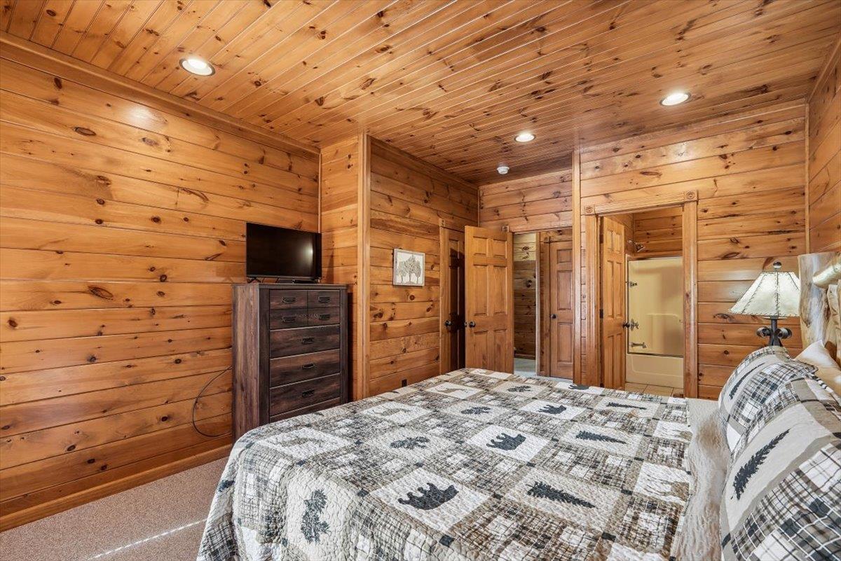 43Bedroom