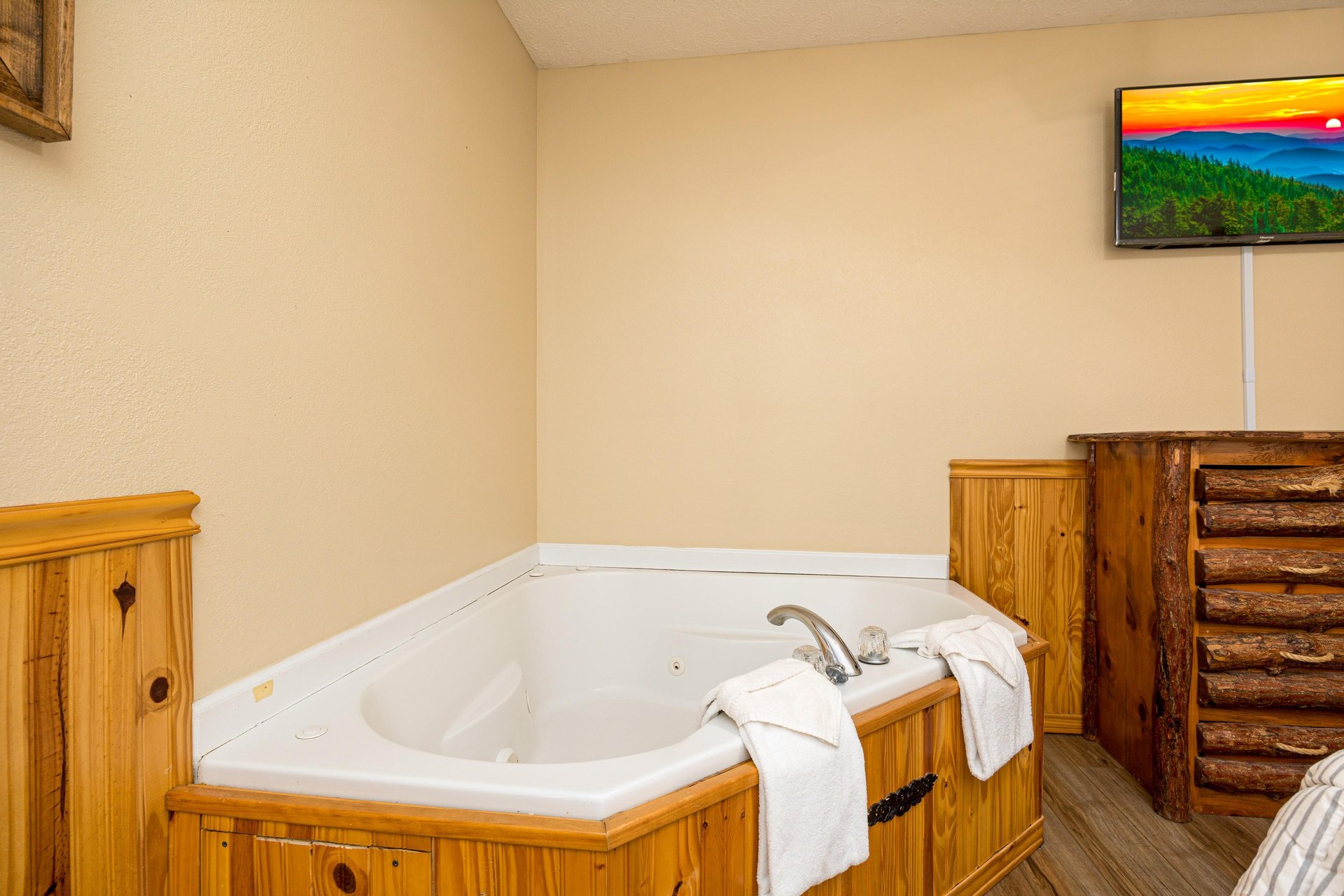 Jacuzzi tub at Liams Lookout, a 2 bedroom cabin rental located in Pigeon Forge