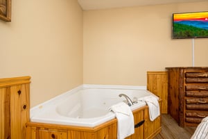 Jacuzzi tub at Liams Lookout, a 2 bedroom cabin rental located in Pigeon Forge