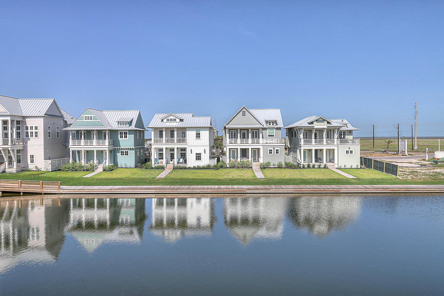 Outdoor Dining with Lake View, 2nd Floor