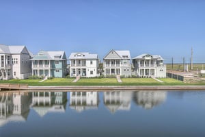 Outdoor Dining with Lake View, 2nd Floor