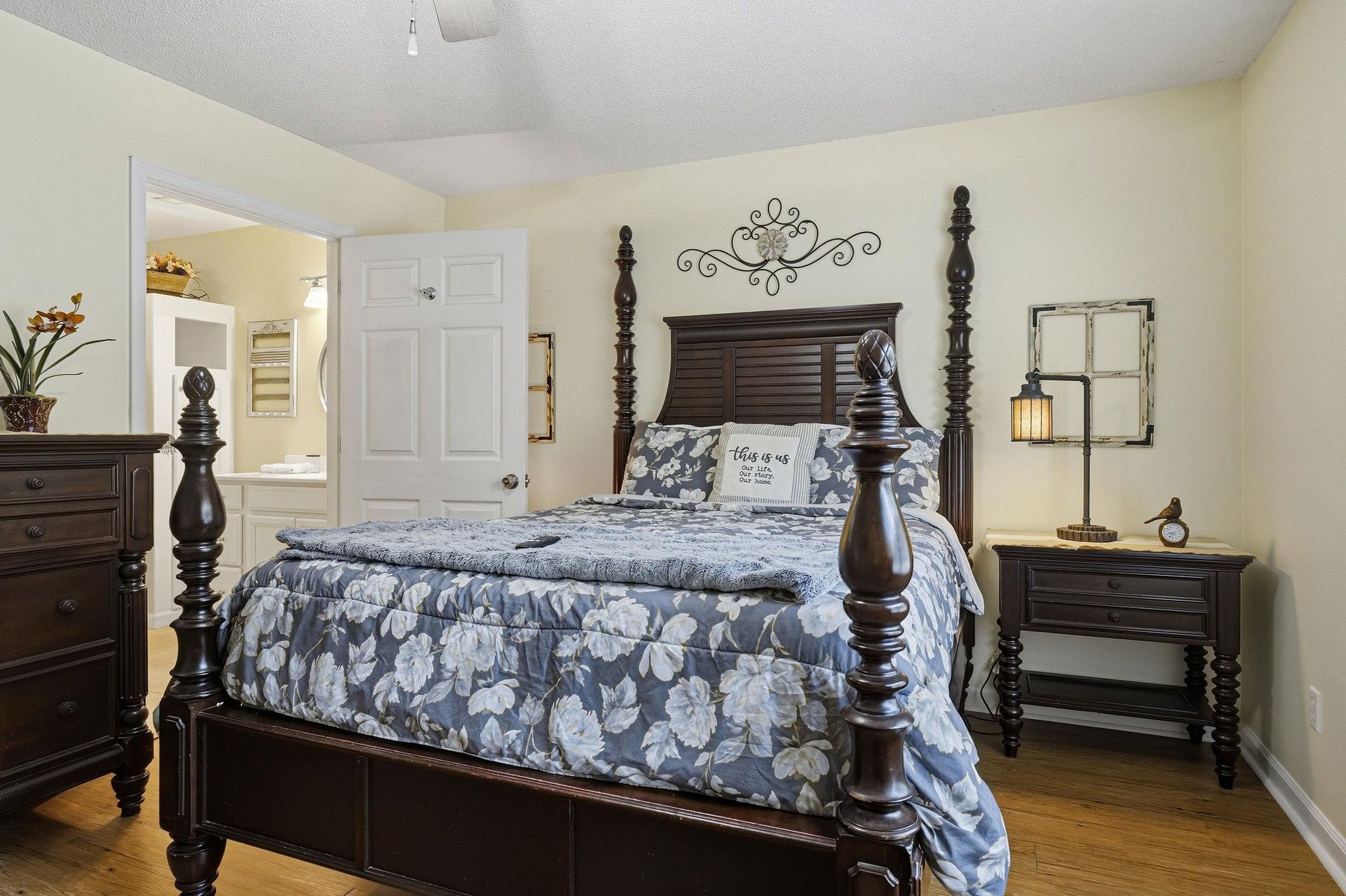 Sink into this elegant fourposter bed dressed in soft florals, where vintage charm meets your comfort. Classic furnishings and warm tones create a peaceful retreat for restful nights.