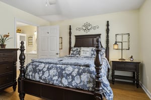 Sink into this elegant fourposter bed dressed in soft florals, where vintage charm meets your comfort. Classic furnishings and warm tones create a peaceful retreat for restful nights.