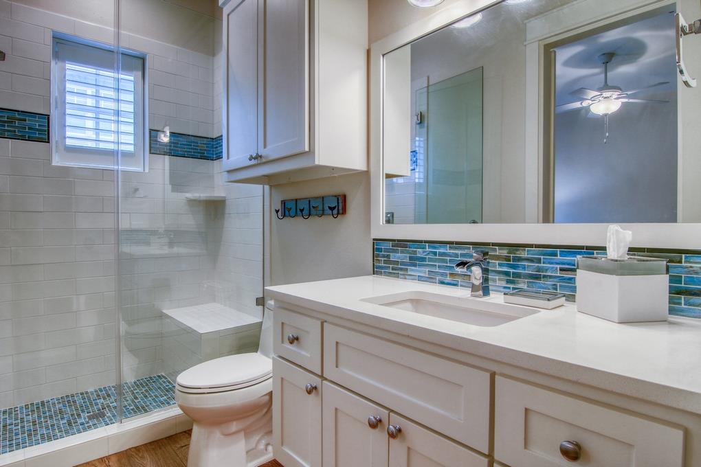 Ensuite King Bathroom, 1st Floor