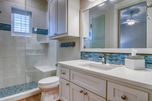 Ensuite King Bathroom, 1st Floor