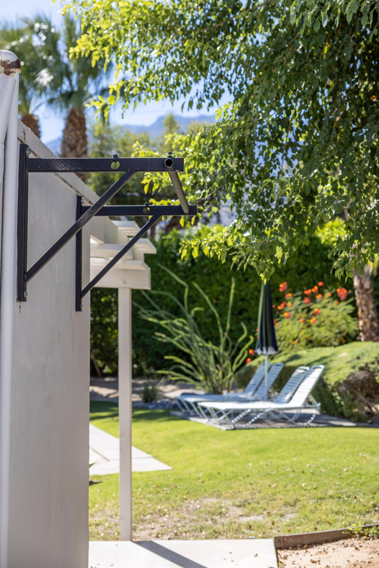Outdoor pull up bar