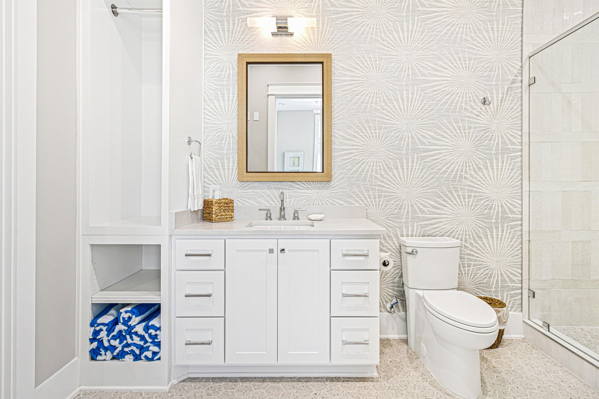 2nd King Bathroom, 1st Floor