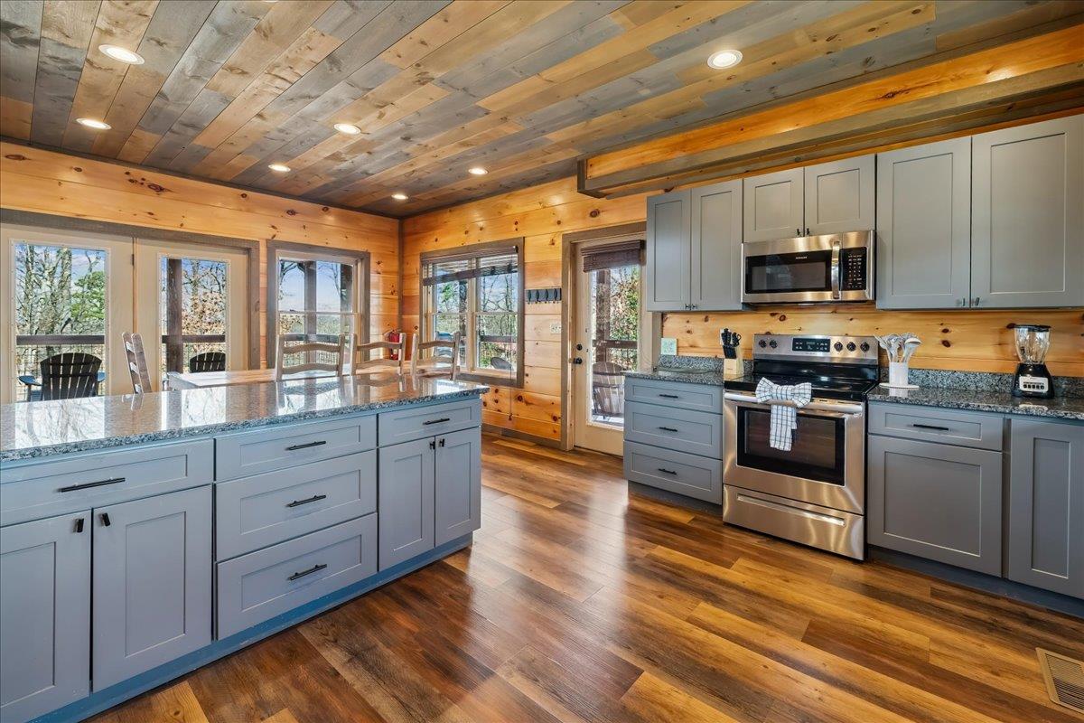 33Kitchen