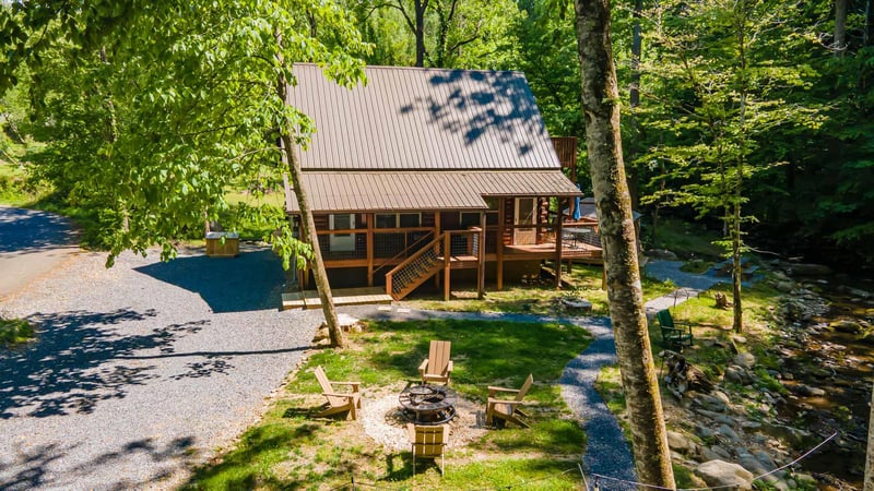 Front of Tridents Creek cabin with firepit and seating area