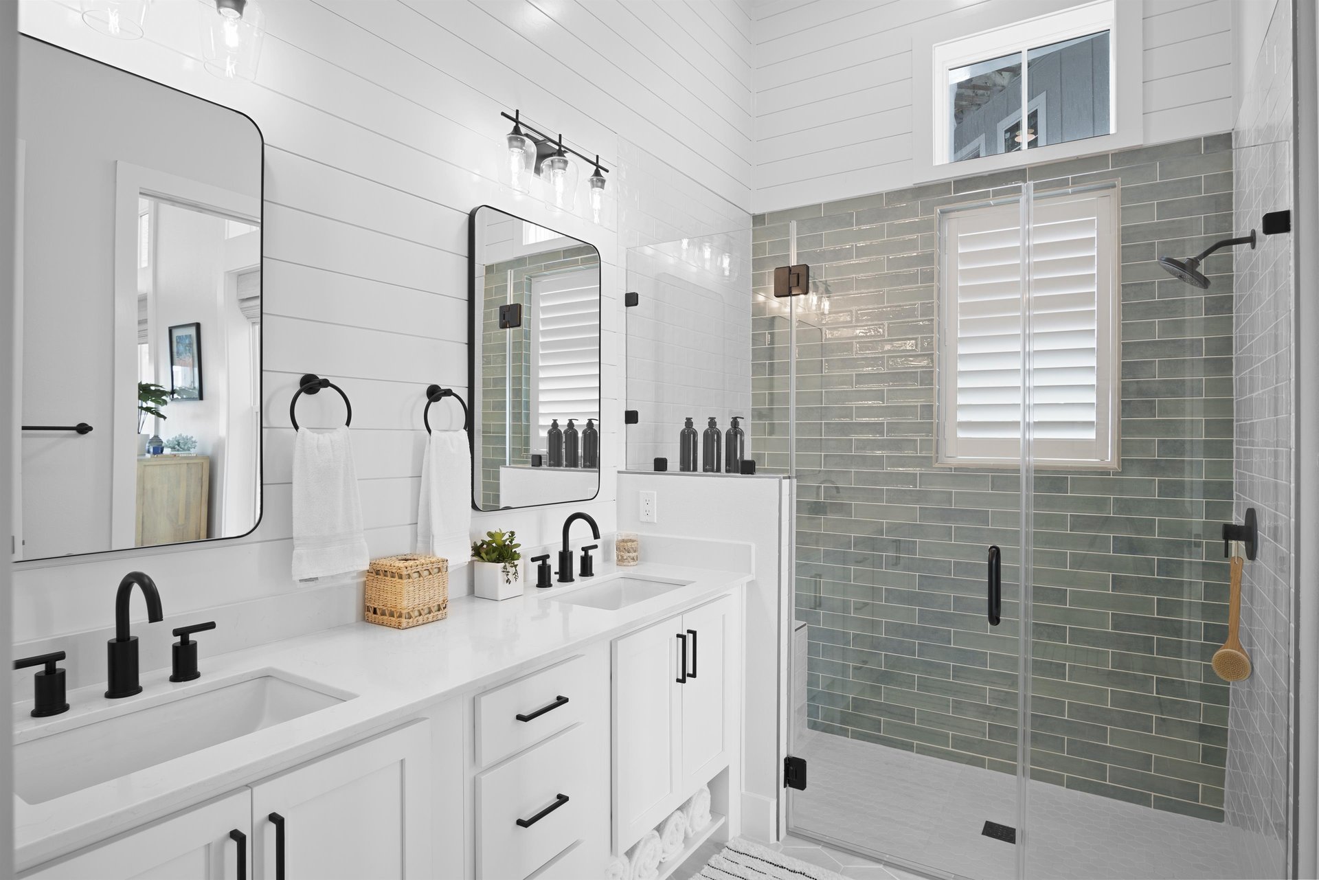 1st Floor King Master Suite