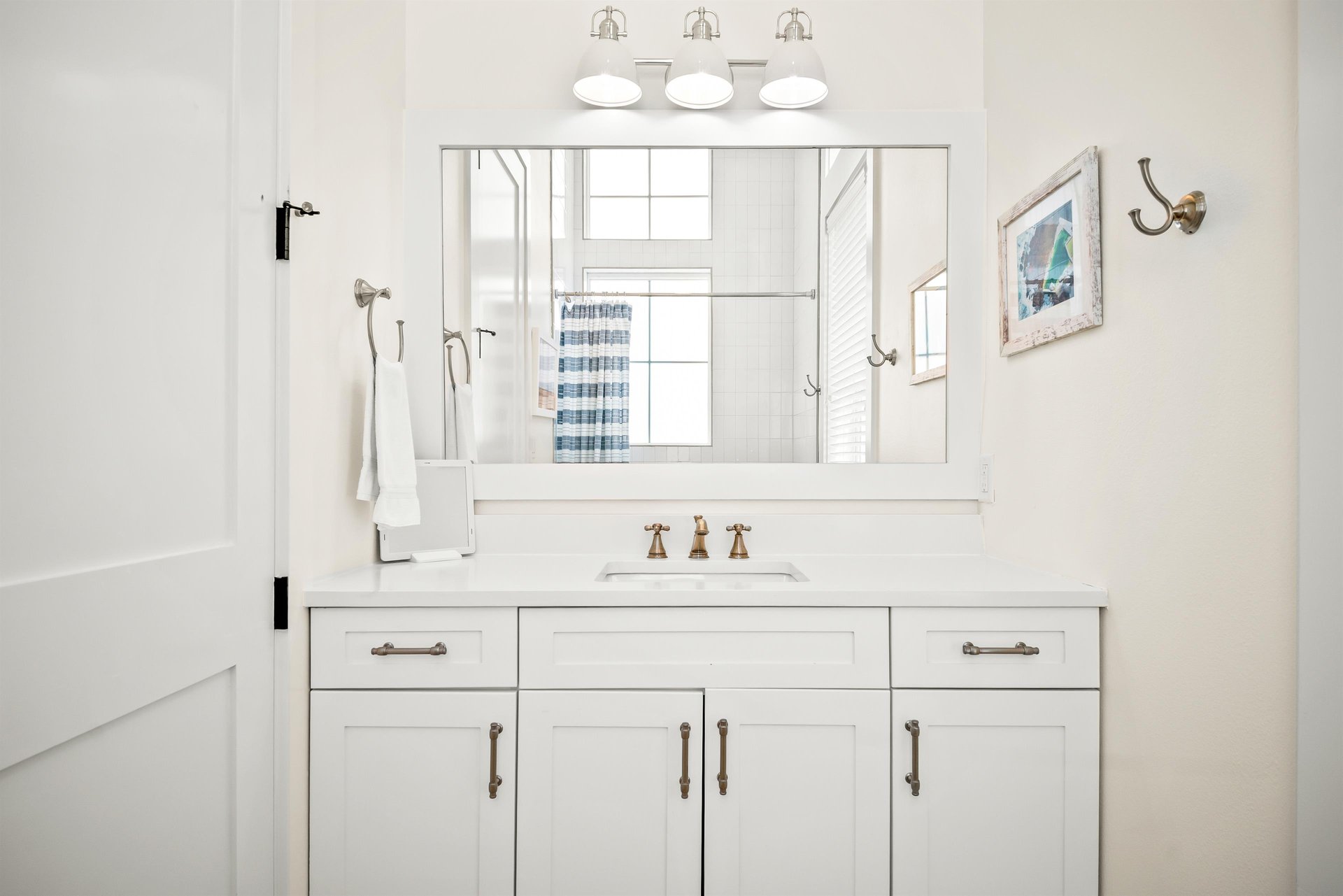 Second Queen Bathroom, 2nd Floor