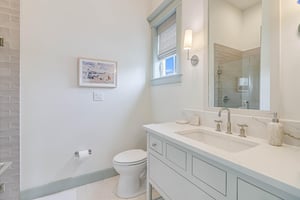 Third King Bathroom, 1st Floor