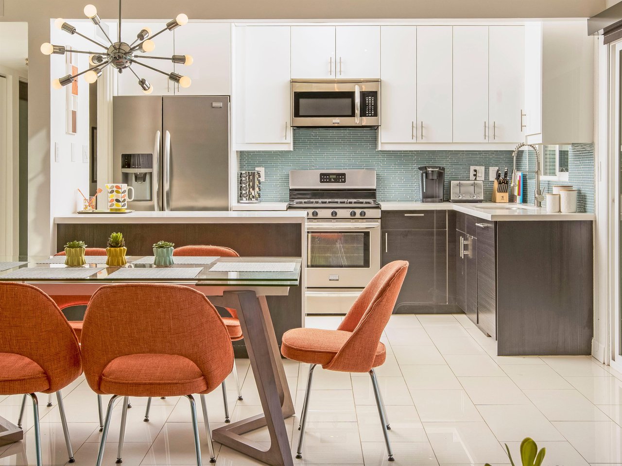 Indoor dining for 6