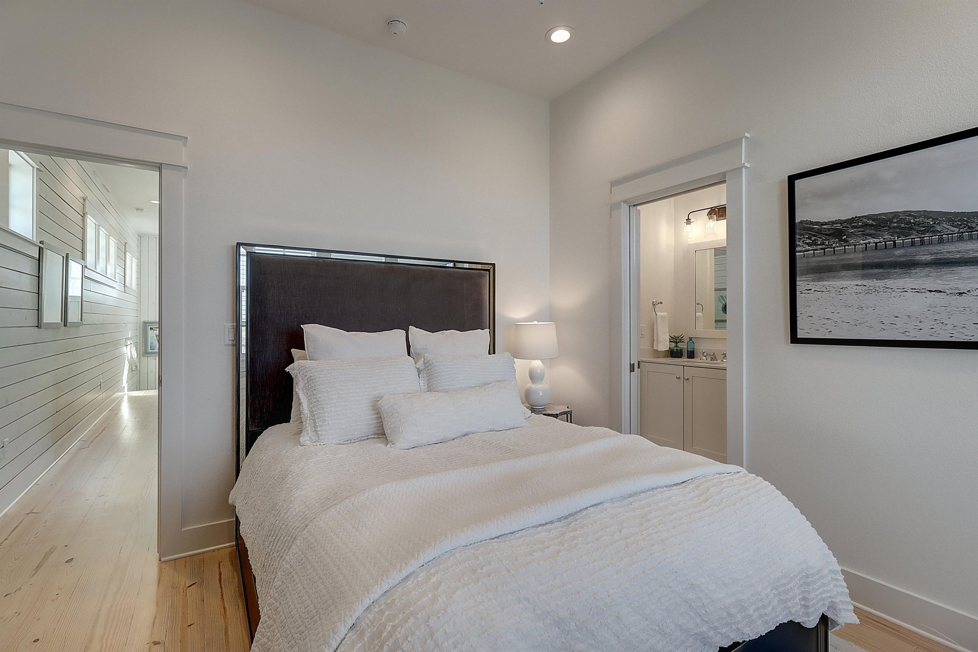Queen Bedroom, 2nd Floor