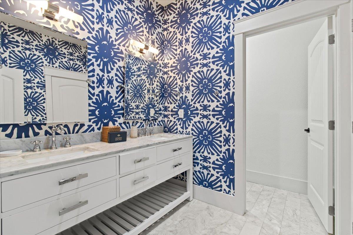 Shared Bathroom, 3rd Floor