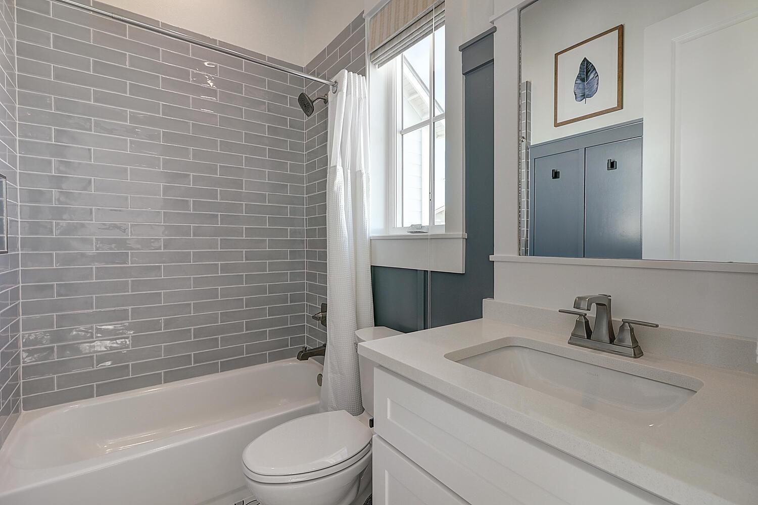 Detached Queen Bathroom, 2nd Floor