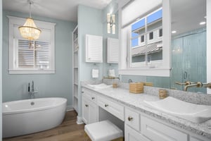 Second King Bathroom, 2nd Floor