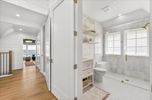 Shared Bathroom, 4th Floor