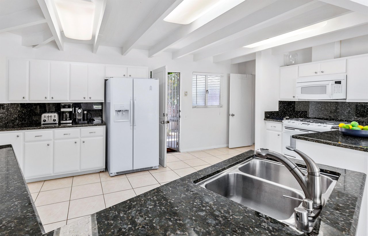 Full kitchen