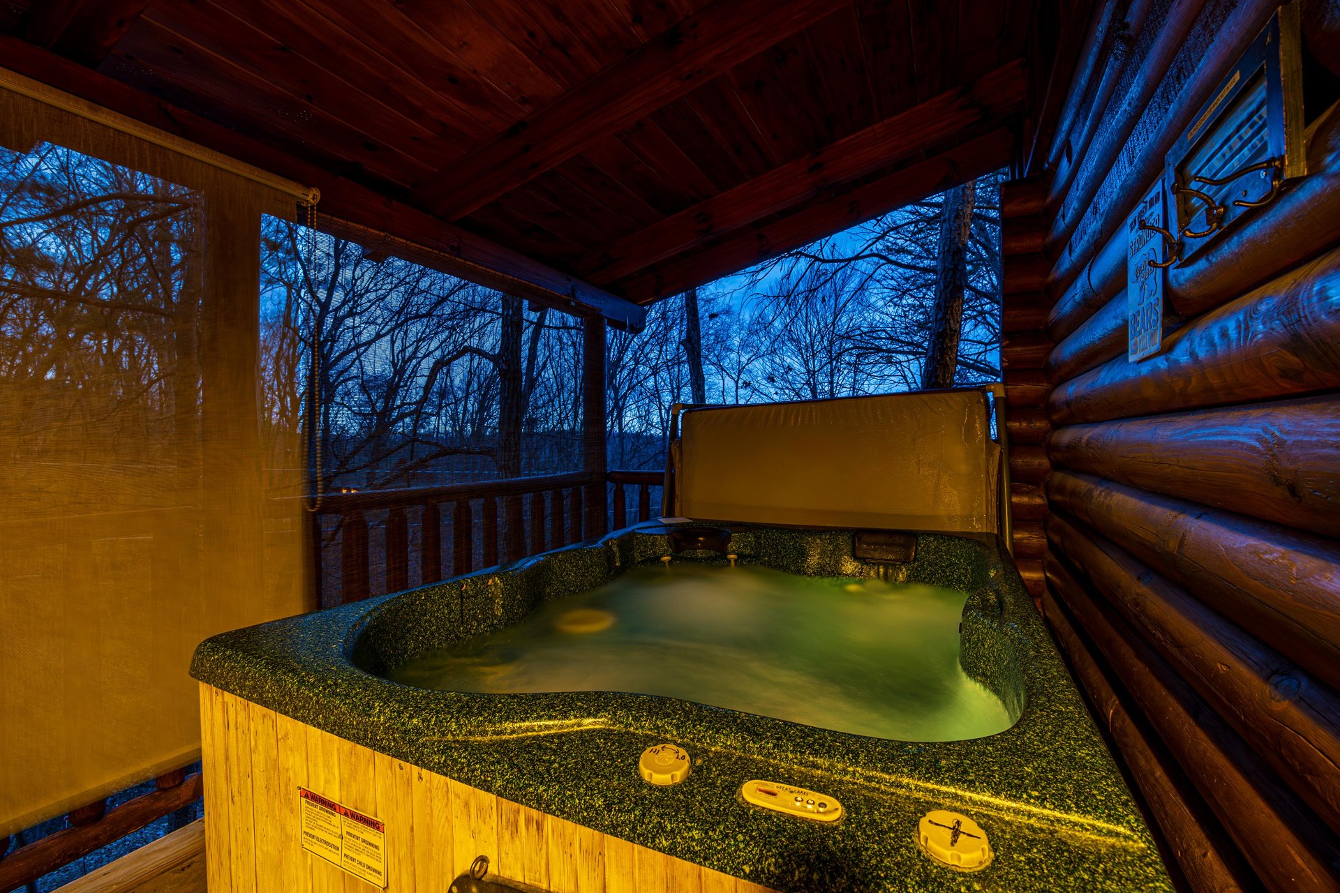 A Lovers Secret Hot Yub at Night