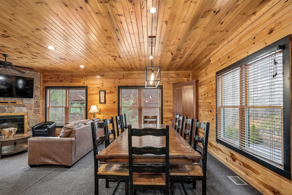 04Dining Area