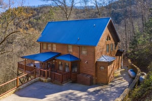 Driveway and cabin at Hatcher Mountain Retreat a 2 bedroom cabin rental located in Pigeon Forge