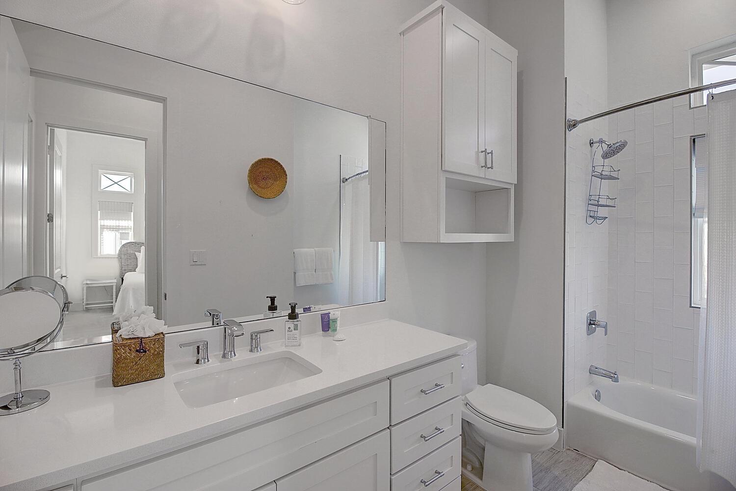 2nd Floor, Shared Bathroom