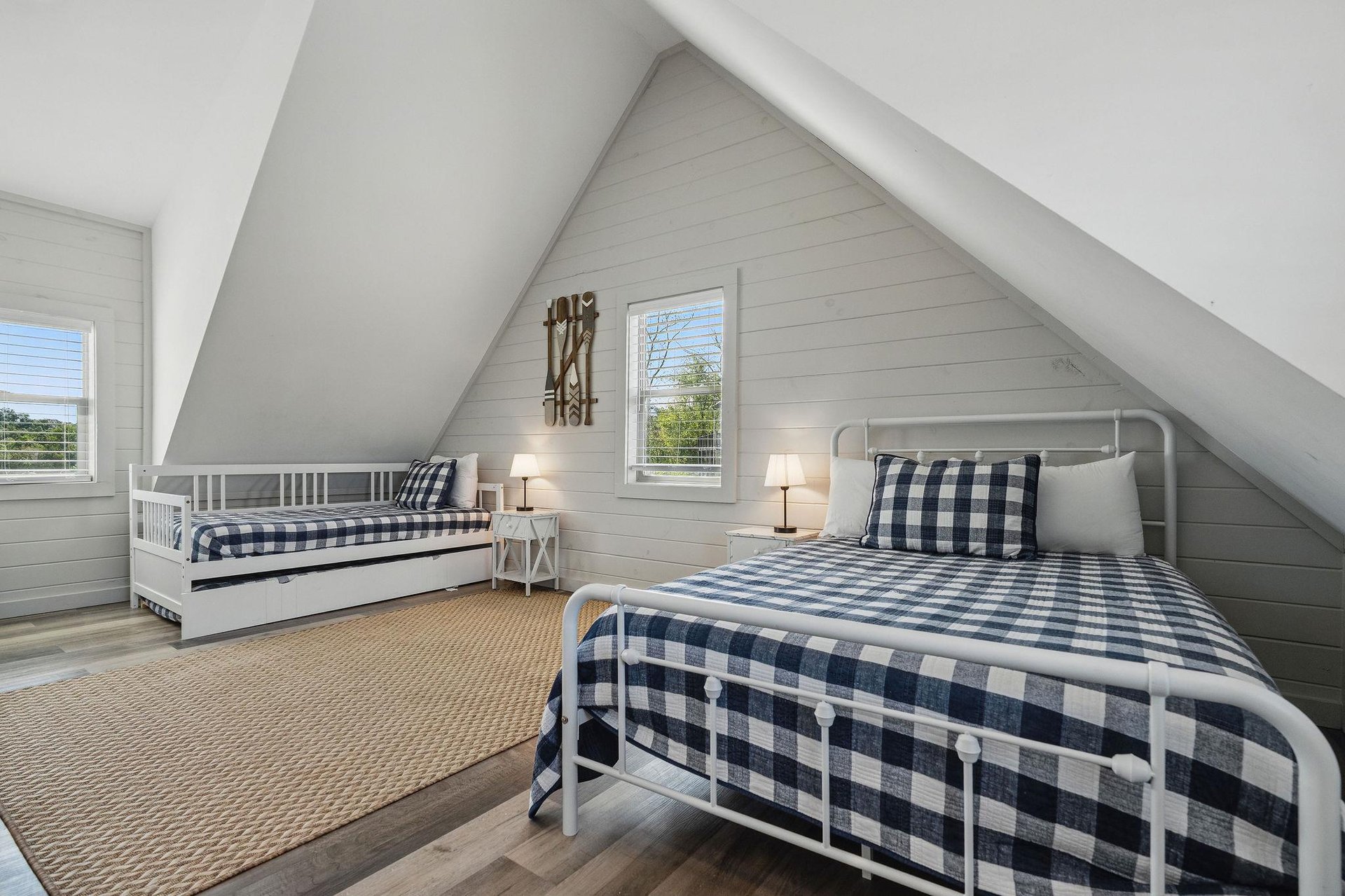 1 queen and twin size trunnel bed, 3 total beds