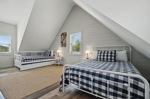 1 queen and twin size trunnel bed, 3 total beds
