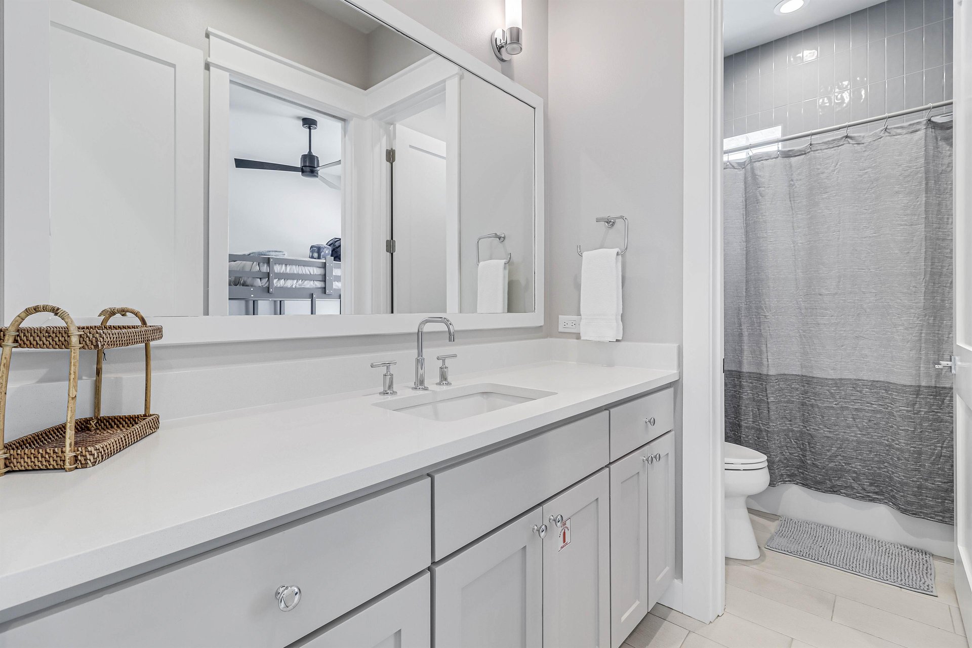 Shared Bathroom, 2nd Floor