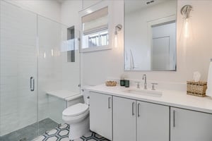 King Bathroom, 1st Floor