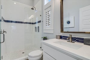 Front King Bathroom, 2nd Floor