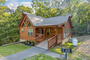 Front of Gar Bears Hideaway cabin