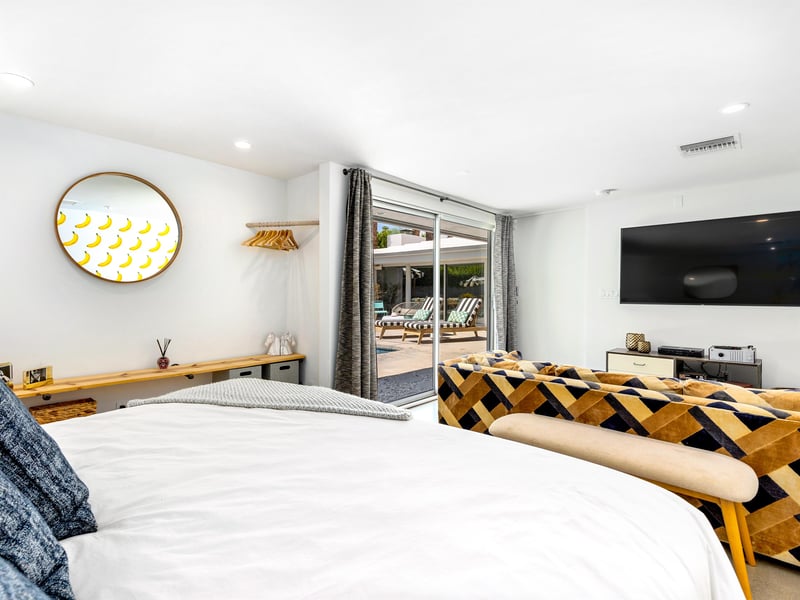 Direct access to the poolyard