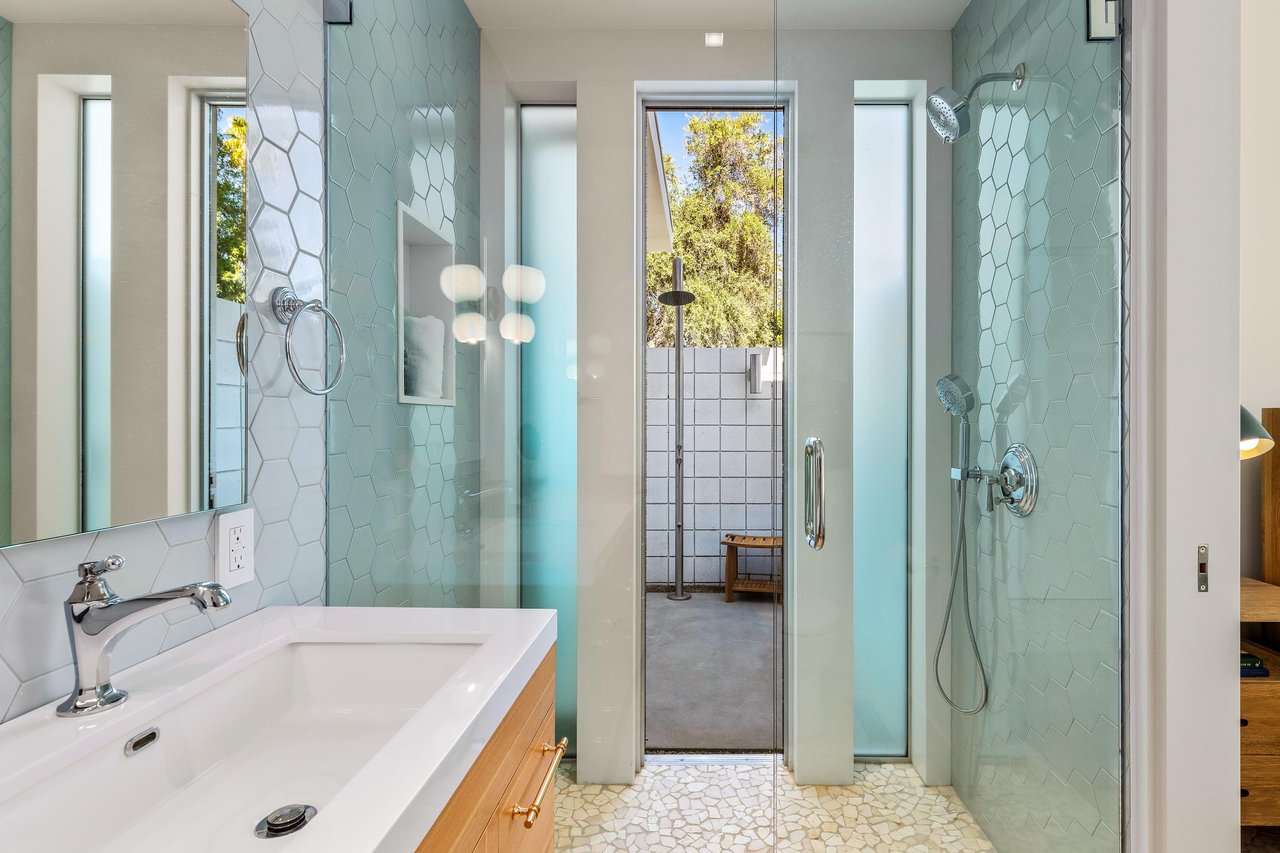 Guest Suite Connected Bath