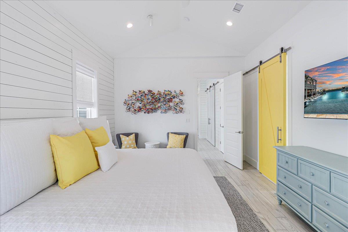 Primary King, 2nd Floor